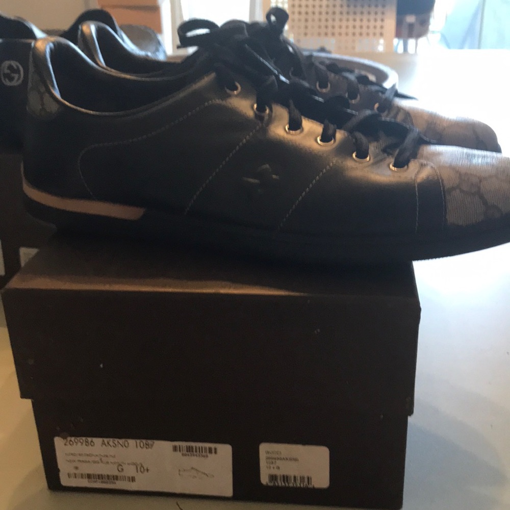 Mens low Gucci sneakers. Black and Tan.